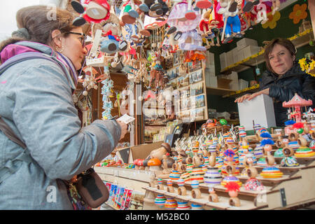 Praga - Aprile 16th: cliente acquista la pasqua souvenir al Mercato di strada sulla Città Vecchia Sq. su Aprile 16th, 2017 a Praga, Repubblica Ceca. Foto Stock