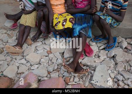 Ragazze sedere nel cortile a Kalas ragazze scuola primaria, Amudat distretto, Karamoja, Uganda. Ciascuna di esse sfuggito a casa dopo le loro famiglie hanno tentato di imporre loro di subire MGF oppure entrare in un matrimonio precoce. Le mutilazioni genitali femminili (MGF) è stata messa fuorilegge in Uganda dal 2010, ma gli aiuti ai lavoratori di polizia e dire che è ancora praticato da tribù del nord-est, compreso il Pokots, Sebei, Tepeth e Kadama. Foto Stock