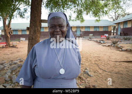 Suor Maddalena Nantongo, la direttrice di Kalas ragazze scuola primaria, Amudat distretto, Karamoja, Uganda. Le mutilazioni genitali femminili (MGF) è stata messa fuorilegge in Uganda dal 2010, ma gli aiuti ai lavoratori di polizia e dire che è ancora praticato da tribù del nord-est, compreso il Pokots, Sebei, Tepeth e Kadama. Foto Stock