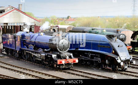 Locomotive a vapore il re Edoardo II e Sir Nigel Gresley a Didcot Railway centro durante il 'Una volta in una luna blu' dell'evento. Foto Stock