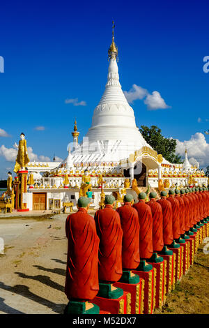 I dettagli e le sculture della bellissima Pagoda Bianca, che si trova su un isola in Kan Thar Yar Lago Foto Stock