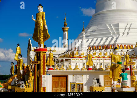 I dettagli e le sculture della bellissima Pagoda Bianca, che si trova su un isola in Kan Thar Yar Lago Foto Stock