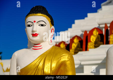 I dettagli e le sculture della bellissima Pagoda Bianca, che si trova su un isola in Kan Thar Yar Lago Foto Stock