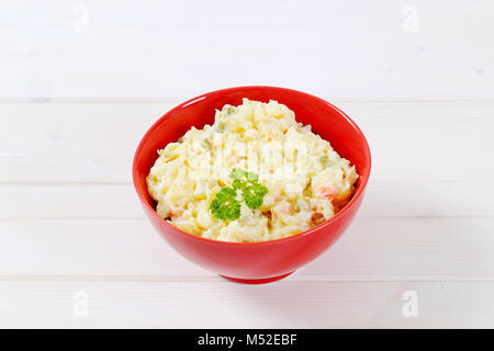 Ciotola di insalata di patate su sfondo bianco Foto Stock