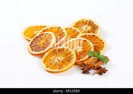 Essiccato fettine di arancio con bastoncini di cannella e anice Foto Stock