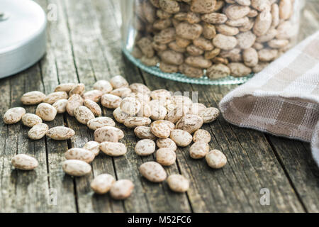 Essiccato fagioli borlotti sul vecchio tavolo in legno. Foto Stock