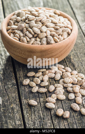 Essiccato fagioli borlotti sul vecchio tavolo in legno. Foto Stock