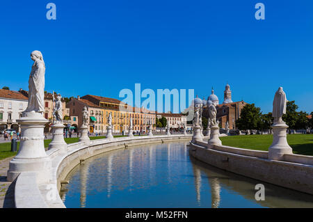 Canal con statue in Prato della Valle in Padova Italia Foto Stock