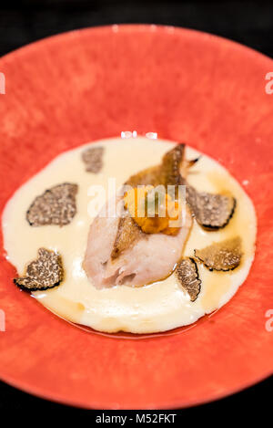 Grill di spigola con ricci di mare Foto Stock