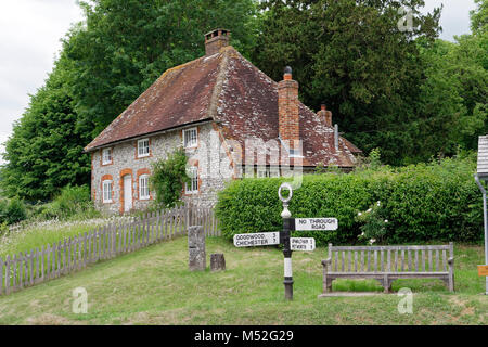 Cottage e il villaggio locale segno posto in Oriente Dean South Downs National Park ,West Sussex, in Inghilterra Foto Stock