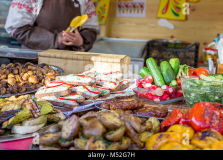 Panini, verdure, funghi, salsicce e altri prodotti alimentari alla street food festival Foto Stock