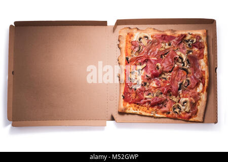Aperto Scatola pizza con una gustosa pizza isolati su sfondo bianco Foto Stock
