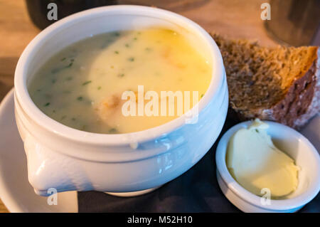 Cullen Skink Zuppa servita in un bianco di ceramica zuppiera con pane e burro in Rockpool Cafe, Cullen, Moray Scozia, Regno Unito Foto Stock