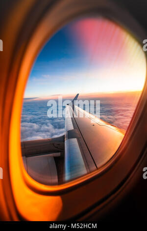 Volare sopra le nuvole. vista dall'aereo Foto Stock