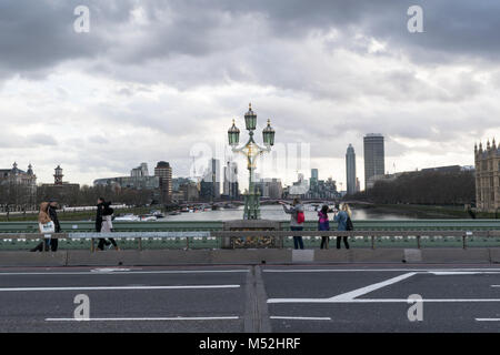 Sulla parte superiore del ponte di Westminster a Londra che si affaccia sul fiume Tamigi. Foto Stock
