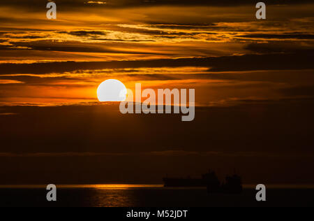 Il Galles ocean golden sunset cielo molto nuvoloso Foto Stock