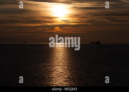 Il Galles ocean golden sunset cielo molto nuvoloso Foto Stock