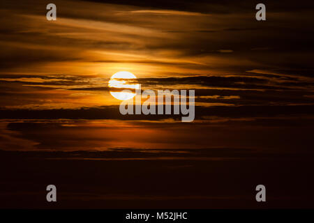 Il Galles ocean golden sunset cielo molto nuvoloso Foto Stock