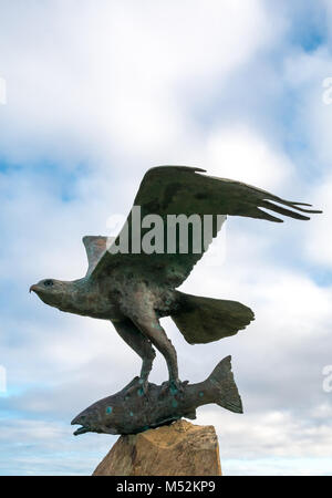 Osprey con catture scultura in bronzo, la bocca del fiume Spey, Spey Bay, murene, Scotland, Regno Unito Foto Stock
