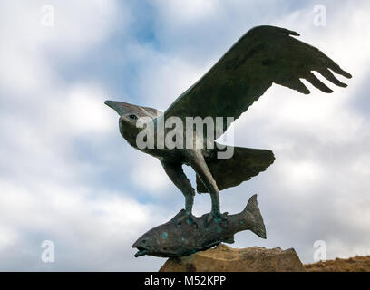 Osprey con pesci in artigli scultura in bronzo, bocca del fiume Spey, Spey Bay, Moray, Scozia, Regno Unito Foto Stock