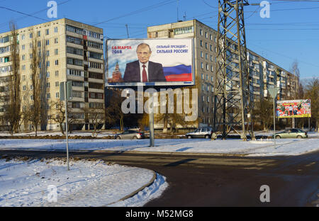 Febbraio 7, 2018. Orel, Russia un banner a sostegno di un candidato per l'elezione del Presidente russo Vladimir Putin in una strada a Orel. Foto Stock