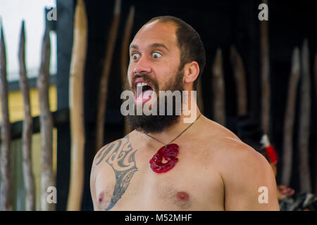 Tradizionale maori Haka faccia guerra Foto Stock