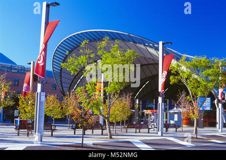 Sydney Olympic Park è uno sport e divertimenti 16km ad ovest di Sydney CBD. La zona è stata sviluppata per i Giochi olimpici del 2000 e continua ad essere utilizzato per eventi sportivi, musicali e manifestazioni culturali. La zona era parte di Homebush Bay ma è stato designato un sobborgo nel proprio diritto nel 2009. Nella foto: Olympic Park stazione ferroviaria ingresso conduce Murray Rose Avenue. Foto Stock