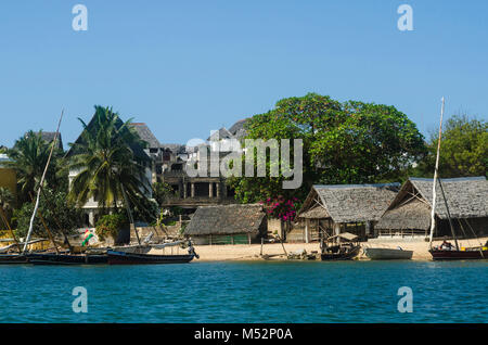 Tradizionali Swahili-stile home sull'isola di Lamu Waterfront, con imbarcazioni al ancoraggio nell'acqua nella parte anteriore di essa. Kenya, Africa orientale. Foto Stock