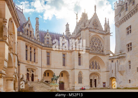 Cortile interno castello pierrefond Foto Stock