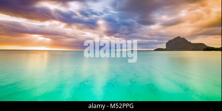 Vista incredibile di Le Morne Brabant al tramonto.Maurizio. Panorama Foto Stock