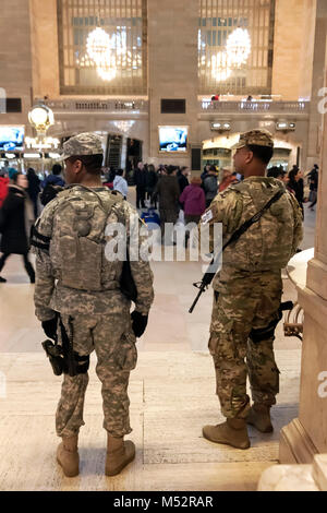 Esercito Nazionale guardie vegliare in Grand Central Station, New York, NY, STATI UNITI D'AMERICA Foto Stock