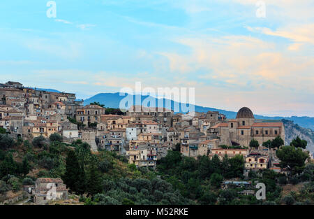 Twilight Stilo village, Calabria, Italia. Foto Stock