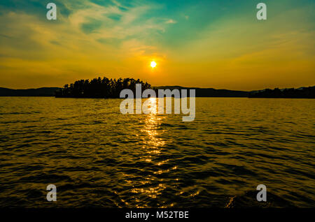 Golden arancione tramonto sul lago George in New York vicino le Montagne Adirondack. Foto Stock