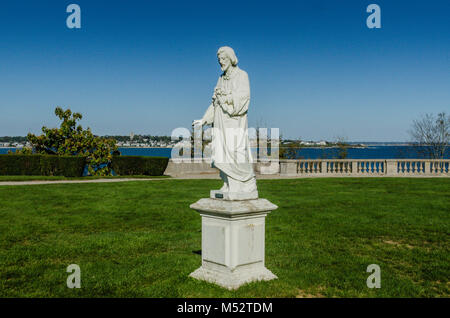 Statua sulla Salve Regina University campus lungo la scogliera a piedi a Newport, RI chiede preghiere. Foto Stock