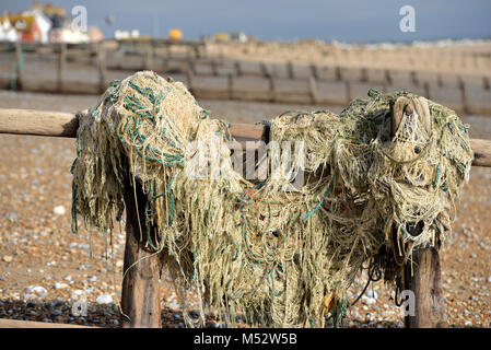 Scartato trawler net lavato fino a Pevensey Bay beach, East Sussex, Regno Unito Foto Stock