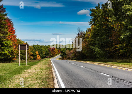 Caduta delle Foglie confina con il pittoresco stato Taconic Parkway, l'104.12-mile divisa autostrada tra Kensico Dam e Chatham, la più lunga parkway in New York. Foto Stock