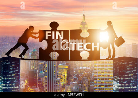 Fintech finanziaria il concetto di tecnologia con i pezzi del puzzle Foto Stock