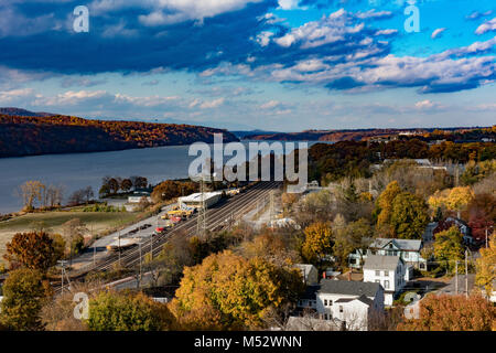 Vista di Poughkeepsie NY in autunno con il fiume Hudson in background. Foto Stock