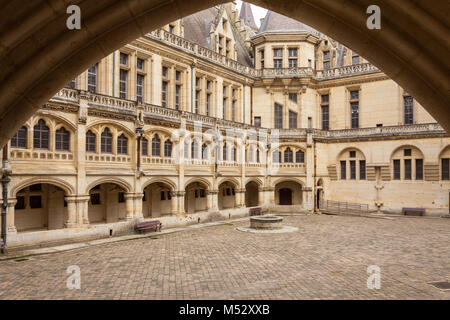 Casta pierrefond vista sul cortile interno da arc Foto Stock