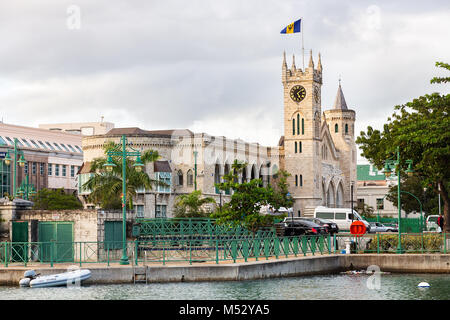 Bridgetown, Barbados - Gennaio 31th, 2018: vista del Parlamento dalla Costituzione fiume a Bridgetown waterfront. Foto Stock