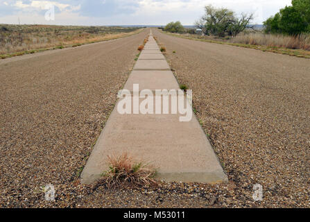 Una mediana divide un solitario tratto di percorso 66 in Glenrio al Texas-New Messico frontiera. Foto Stock