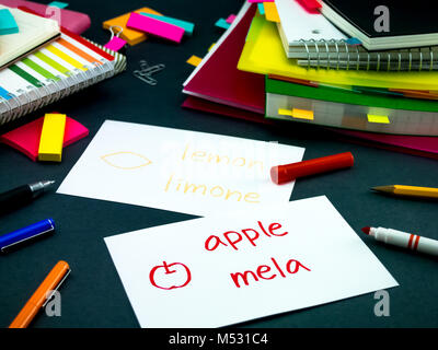 Imparare una nuova lingua originale rendendo le schede Flash; Italiano Foto Stock