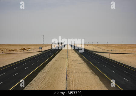 Guardando ad Ovest sulla Taif a Riyadh autostrada. Preso da un cavalcavia a metà strada attraverso il viaggio. Foto Stock