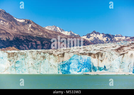 In presenza di ghiaccio di acqua-floes, spezzata da un ghiacciaio Foto Stock