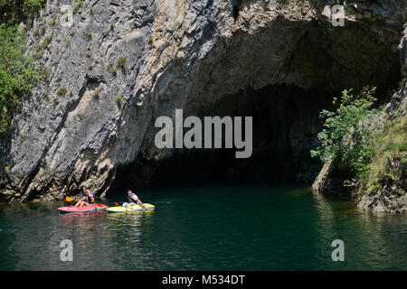 In kayak sul lago Matka, Matka Canyon, Macedonia Foto Stock