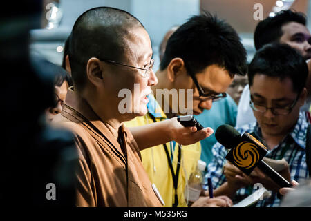 Kuala Lumpur, Malesia. 8 Marzo, 2014. Media intervista visitando i monaci come MAS MH370 piano manca di voce a Pechino. © Danny Chan Foto Stock