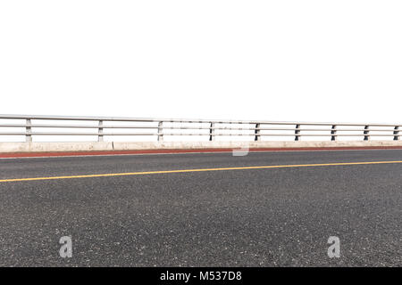 Strada con ringhiere isolato su bianco Foto Stock