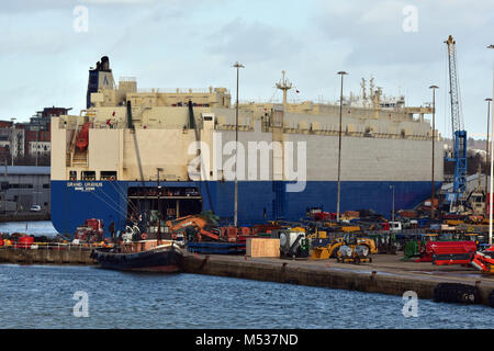 Una grande auto vettore o veicolo portante nave transporter accanto al Porto di Southampton docks. Le importazioni e le esportazioni dei grandi contenitori navi cargo. Foto Stock