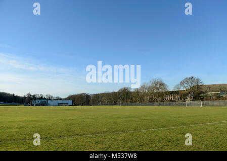 Scuola di sport motivi e piazzole segnato per sport come il calcio e rugby con ordinatamente il taglio di erba Foto Stock