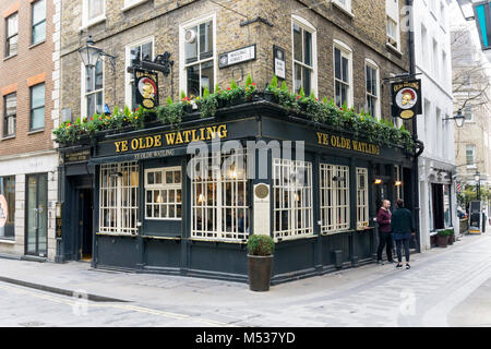 Ye Olde Watling su un angolo del Bow Lane e Watling Street nella città è rivendicato sia stata costruita da Wren per ospitare uomini al lavoro sulla Cattedrale di St Paul Foto Stock